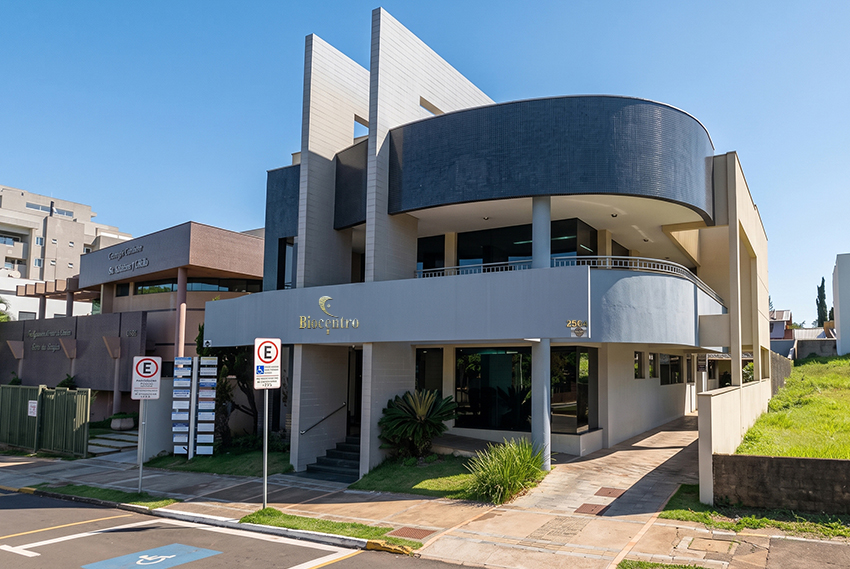 Fachada do edifício Biocentro, onde fica o consultório de Fabiana Zanuzzo, na Rua Independência, 2564, Centro, Toledo.