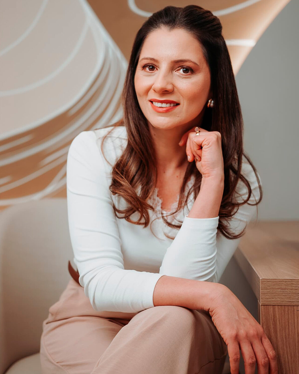 Fabiana Zanuzzo, nutricionista, sentada em seu consultório